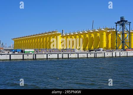 porto di rotterdam (maasvlakte 2 / prinses arianehaven), paesi bassi - 2023-06-03 -- generatore eolico offshore monopile pezzi di transizione pronti per lo shippm Foto Stock