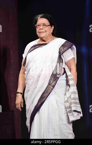 Sumitra Gandhi Kulkarni, nipote Mahatma Gandhi, Raymond Khadi show, Mumbai, India, 18 maggio 2017 Foto Stock