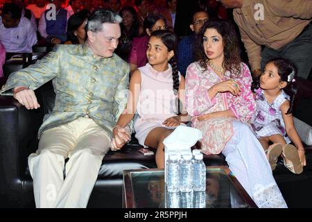 Gautam Singhania, CEO, Raymond Group, moglie, Nawaz modi Singhania, Figlia, Niharika Singhania, Raymond Khadi show, Mumbai, India, 18 maggio 2017 Foto Stock