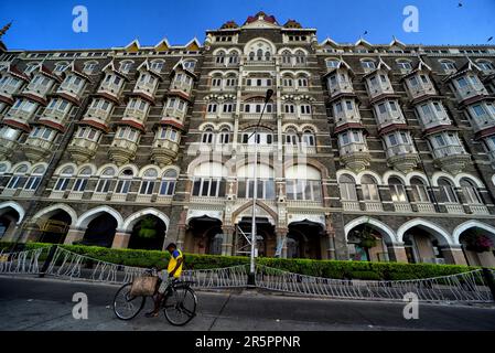 Mumbai, India. 04th giugno, 2023. Una persona in bicicletta vista di fronte al famoso Taj mahal Palace hotel a mumbai. Costruito nel 1903, l'iconico hotel Taj Mahal Palace sorge maestosamente di fronte alla porta dell'India, con vista sul Mar Arabico. (Foto di Avishek Das/SOPA Images/Sipa USA) Credit: Sipa USA/Alamy Live News Foto Stock