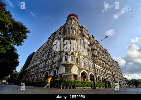 Mumbai, India. 04th giugno, 2023. Una vista del famoso hotel Taj mahal Palace dal lato del mare. Costruito nel 1903, l'iconico hotel Taj Mahal Palace sorge maestosamente di fronte alla porta dell'India, con vista sul Mar Arabico. (Foto di Avishek Das/SOPA Images/Sipa USA) Credit: Sipa USA/Alamy Live News Foto Stock