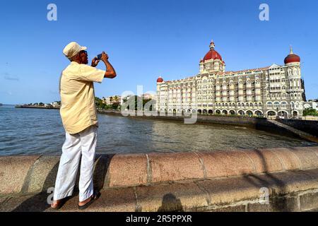 Mumbai, India. 04th giugno, 2023. Un turista visto fotografare il famoso Taj mahal Palace hotel da Gateway of India che è un posto turistico superiore in india. Costruito nel 1903, l'iconico hotel Taj Mahal Palace sorge maestosamente di fronte alla porta dell'India, con vista sul Mar Arabico. (Foto di Avishek Das/SOPA Images/Sipa USA) Credit: Sipa USA/Alamy Live News Foto Stock