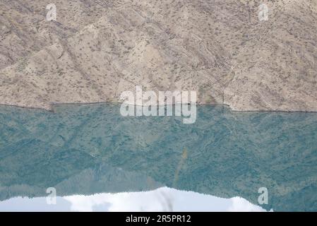 Riflessioni sul fiume Naryn Foto Stock