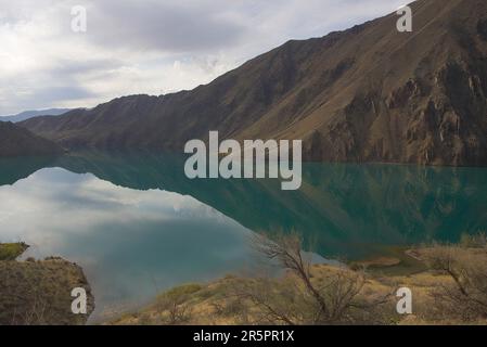 Riflessioni sul fiume Naryn Foto Stock