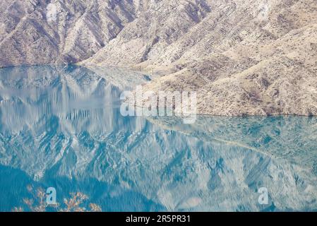 Riflessioni sul fiume Naryn Foto Stock