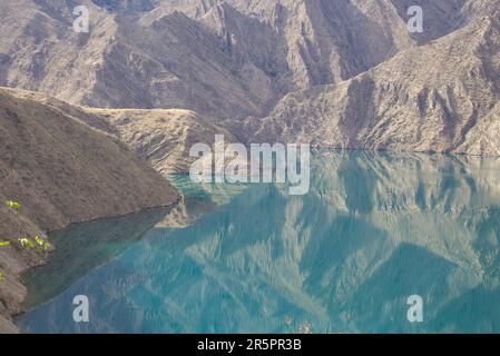 Riflessioni sul fiume Naryn Foto Stock