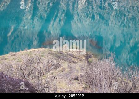 Riflessioni sul fiume Naryn Foto Stock