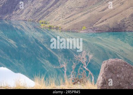 Riflessioni sul fiume Naryn Foto Stock