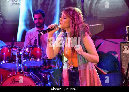 Parineeti Chopra, attrice indiana, canto, Meri Pyaari Bindu, concerto cinematografico, Mumbai, India, 6 maggio 2017 Foto Stock