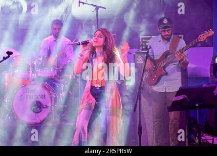 Parineeti Chopra, attrice indiana, canto, Meri Pyaari Bindu, concerto cinematografico, Mumbai, India, 6 maggio 2017 Foto Stock