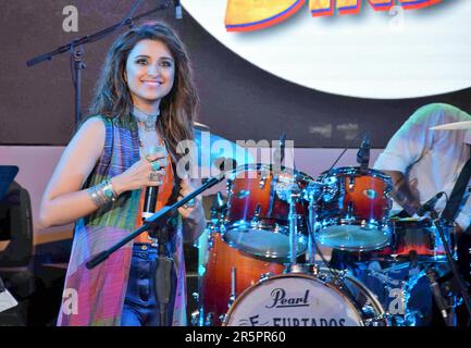 Parineeti Chopra, attrice indiana, canto, Meri Pyaari Bindu, concerto cinematografico, Mumbai, India, 6 maggio 2017 Foto Stock