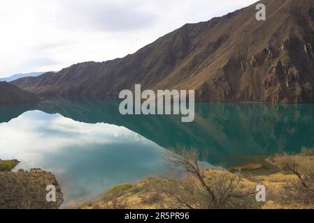 Riflessioni sul fiume Naryn Foto Stock