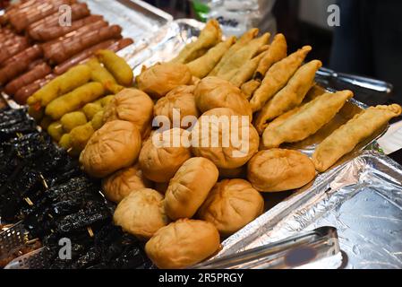 Torte vietnamite con carne e cipolla in un mercato notturno in festa alimentare Foto Stock