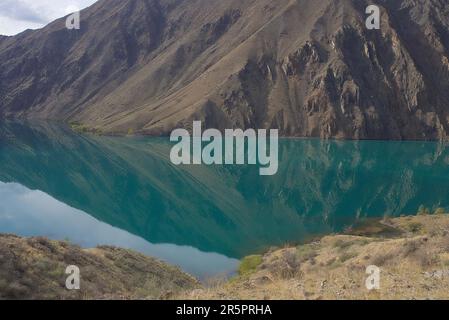 Riflessioni sul fiume Naryn Foto Stock