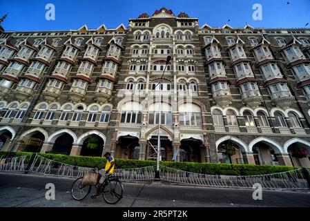 Mumbai, India. 04th giugno, 2023. Una persona in bicicletta vista di fronte al famoso Taj mahal Palace hotel a mumbai. Costruito nel 1903, l'iconico hotel Taj Mahal Palace sorge maestosamente di fronte alla porta dell'India, con vista sul Mar Arabico. Credit: SOPA Images Limited/Alamy Live News Foto Stock