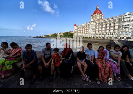 Mumbai, India. 04th giugno, 2023. Turista visto raduno presso la riva del mare arabo per godere della bellezza del Taj mahal Palace hotel che è un luogo turistico superiore in india. Costruito nel 1903, l'iconico hotel Taj Mahal Palace sorge maestosamente di fronte alla porta dell'India, con vista sul Mar Arabico. Credit: SOPA Images Limited/Alamy Live News Foto Stock