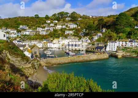Polperro, Regno Unito - 16 ottobre 2022: Vista del porto di pesca del villaggio Polperro, in Cornovaglia, Inghilterra, Regno Unito Foto Stock