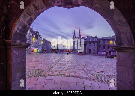 Aberdeen, Regno Unito - 06 ottobre 2022: Vista al tramonto di Castle Street nel centro di Aberdeen, con locali e visitatori. Scozia, Regno Unito Foto Stock