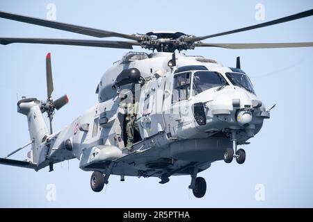 Mar Celtico, Francia. 05 giugno 2023. Un elicottero NHIndustries NH90 della Marina francese conduce un salvataggio in mare a bordo di una nave da crociera "Anthem of the Seas" dei Caraibi reali. Un passeggero è stato sollevato a terra. Credit: Benjamin Wareing/Alamy Live News Foto Stock