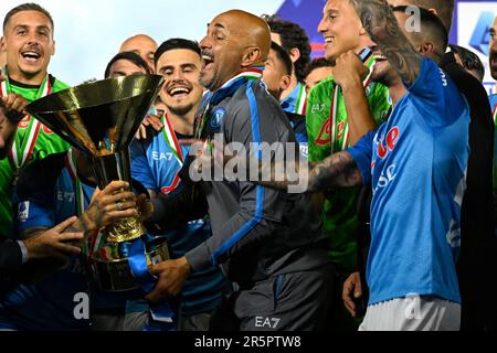 Luciano Spalletti capo allenatore della SSC Napoli solleva il trofeo mentre celebra con i compagni di squadra la vittoria del campionato italiano Serie A a Diego Foto Stock