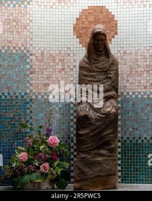 Il Santuario di Maria, moglie di Giuseppe e madre di Gesù, nella Chiesa di San Giuseppe, Wetherby, Yorkshire, Regno Unito Foto Stock