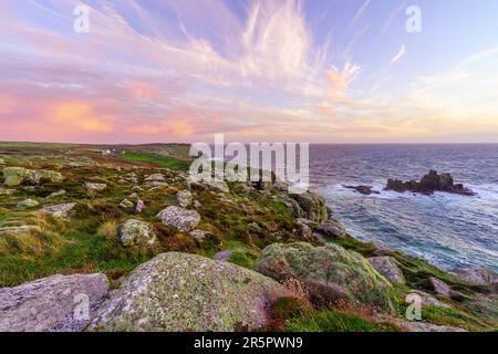 Vista al tramonto del paesaggio della costa di Lands End, in Cornovaglia, Inghilterra, Regno Unito Foto Stock