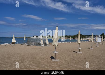 Zaton, Croazia - 18 maggio 2023 - la spiaggia di mare con ombrelloni a Zaton la mattina di una giornata di sole primaverile Foto Stock