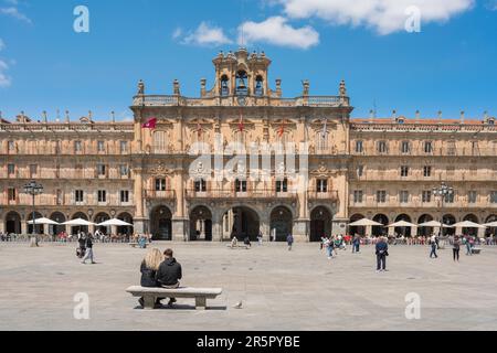 Piazza Barocca di Salamanca, vista estiva del grande municipio situato all'interno della barocca Plaza Mayor nella storica città spagnola di Salamanca, Spagna Foto Stock