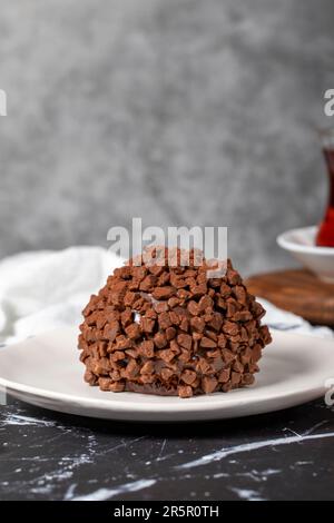 Torta al cioccolato. Torta di mole con gocce di cioccolato su sfondo scuro Foto Stock