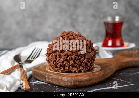 Torta al cioccolato. Torta di mole con gocce di cioccolato su sfondo scuro Foto Stock