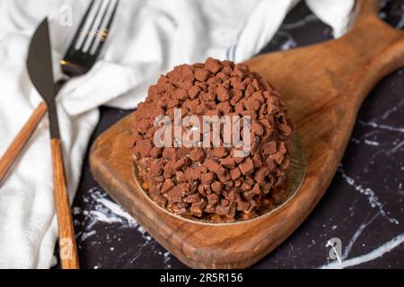 Torta al cioccolato. Torta di mole con gocce di cioccolato su sfondo scuro Foto Stock