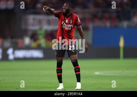 Milano, Italia. 04th giugno, 2023. Fipayo Tomori di AC Milan gesti durante la Serie Una partita di calcio tra AC Milan e Hellas Verona allo Stadio Giuseppe Meazza il 4 giugno 2023 a Milano. Credit: Marco Canoniero/Alamy Live News Foto Stock