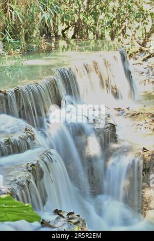 Vista delle cascate di Kuang si, una cascata a tre livelli a circa 29km km a sud di Luang Prabang, Laos Foto Stock