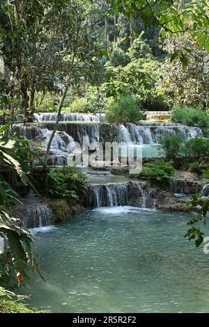 Vista delle cascate di Kuang si, una cascata a tre livelli a circa 29km km a sud di Luang Prabang, Laos Foto Stock