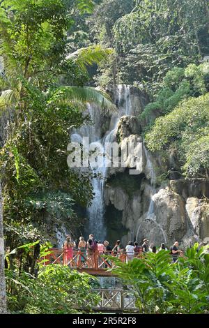 Turista sul ponte di fronte alla caduta principale delle cascate di Kuang si a Luang Prabang, Laos Foto Stock