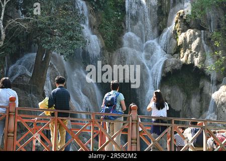 Turista sul ponte di fronte alla caduta principale delle cascate di Kuang si a Luang Prabang, Laos Foto Stock