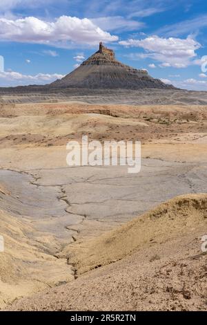Vista nord di Factory Butte e dei suoi colorati badlands nel deserto di Caineville vicino a Hanksville, Utah. Foto Stock