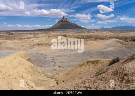 Vista nord di Factory Butte e dei suoi colorati badlands nel deserto di Caineville vicino a Hanksville, Utah. Foto Stock