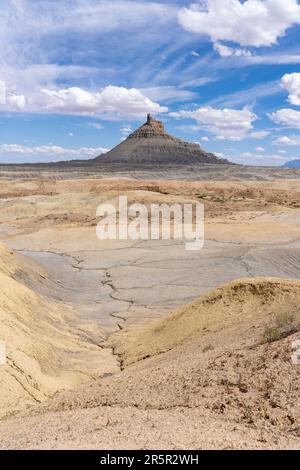 Vista nord di Factory Butte e dei suoi colorati badlands nel deserto di Caineville vicino a Hanksville, Utah. Foto Stock
