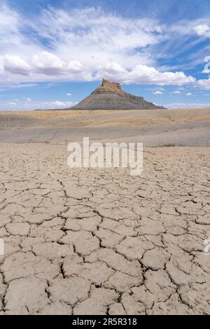 Vista nord-ovest di Factory Butte e dei suoi terreni circostanti nel deserto di Caineville vicino a Hanksville, Utah. Foto Stock