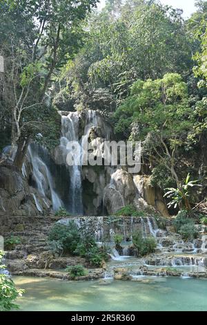Vista delle cascate di Kuang si, una cascata a tre livelli a circa 29km km a sud di Luang Prabang, Laos Foto Stock