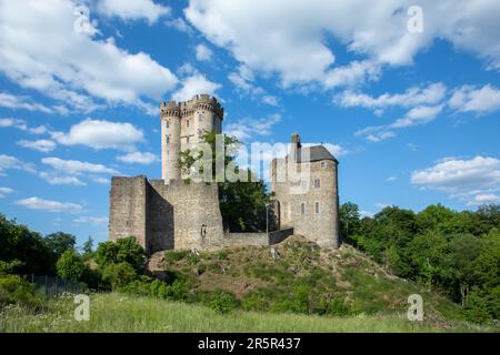 Il Kasselburg è un castello collinare in rovina situato a Pelm, vicino a Gerolstein, nella contea di Eifel, in Germania Foto Stock