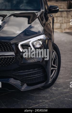 Una Mercedes Benz AMG 300D 4MATIC argentata parcheggiata in un vialetto Foto Stock