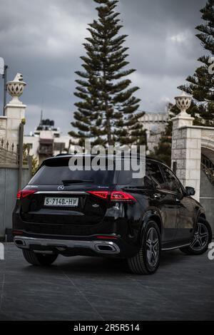 Una Mercedes Benz AMG 300D 4MATIC argentata parcheggiata in un vialetto Foto Stock