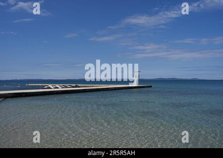 Zaton, Croazia - 18 maggio 2023 - la spiaggia di mare e il bagnino si trovano a Zaton la mattina di una giornata di sole primaverile Foto Stock