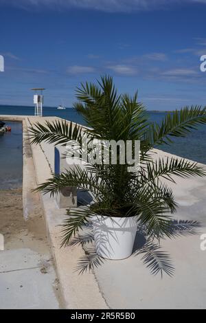 Zaton, Croazia - 18 maggio 2023 - la spiaggia di mare e il bagnino si trovano a Zaton la mattina di una giornata di sole primaverile Foto Stock