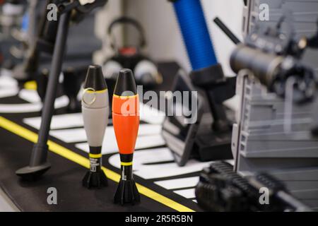 Un lanciarazzi da allenamento pieno di pirotecnici, utilizzato per simulare in modo sicuro un'esplosione durante gli esercizi di allenamento. Foto Stock