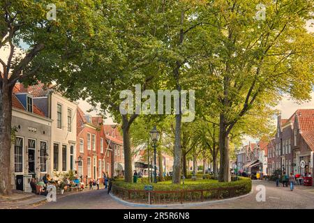Veere, Paesi Bassi - 11 ottobre 2022: La strada storica centrale con negozi, bar e ristoranti nel centro storico olandese di Veere, in Z Foto Stock