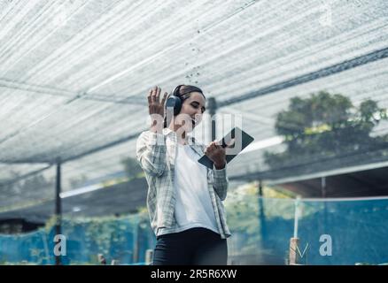 Gli agricoltori migliorano il sano equilibrio tra vita lavorativa e vita grazie all'ascolto della musica e al movimento del corpo al ritmo e al ritmo. Progettazione di un orario di lavoro flessibile, ta Foto Stock