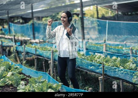 Gli agricoltori migliorano il sano equilibrio tra vita lavorativa e vita grazie all'ascolto della musica e al movimento del corpo al ritmo e al ritmo. Progettazione di un orario di lavoro flessibile, ta Foto Stock